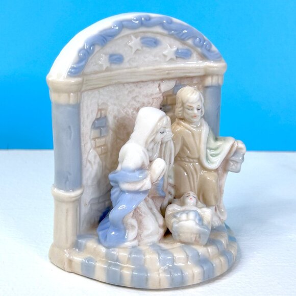 Vintage Beautifully Detailed Porcelain Blue White Nativity One Piece Figurine - Picture 2 of 6